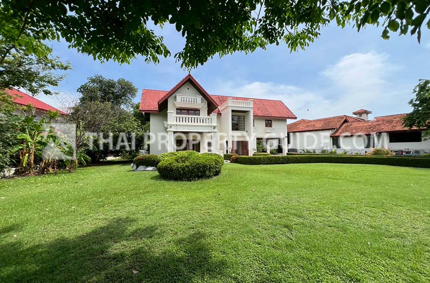 House with Shared Pool for rent in Bangnatrad